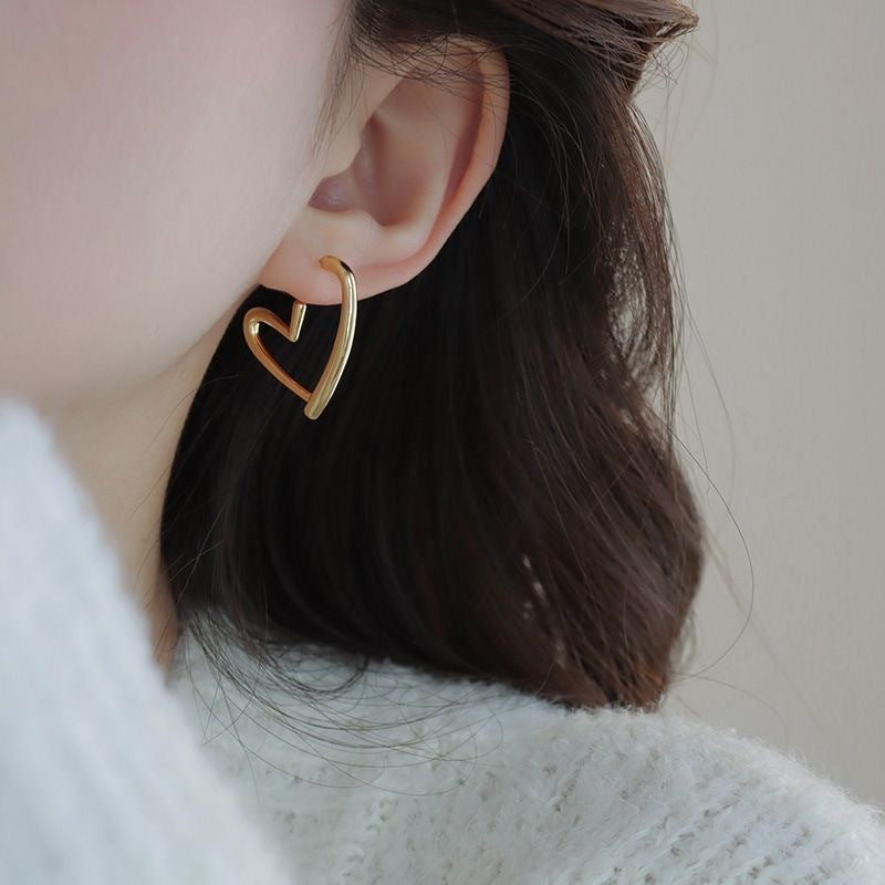 Gap-shaped Heart Silver Needle Earrings